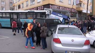 Direği devirdi, araçları ezdi, ATM'ye çarptı