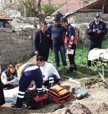 Yıkım alanında odun toplarken, kepçenin çarpması sonucu öldü