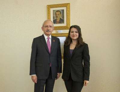 Kılıçdaroğlu, Avrupalı Genç Sosyalistler Başkan Yardımcılığı'na seçilen Gökçe Gökçen'i kutladı