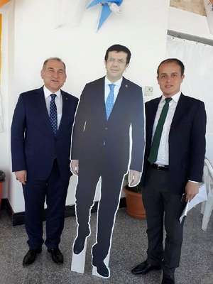 Bakan Zeybekci'nin maketiyle fotoğraf çektiriyorlar