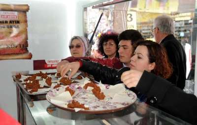 Tokat'ta 1 ton çiğ köfte dağıtıldı
