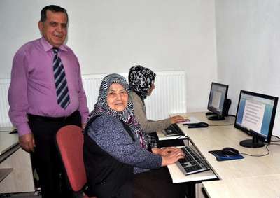 Almanya'daki kızıyla yazışmak için klavye kullanmayı öğreniyor