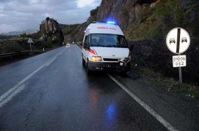 Hasta taşıyan ambulans kaza yaptı: 1 yaralı