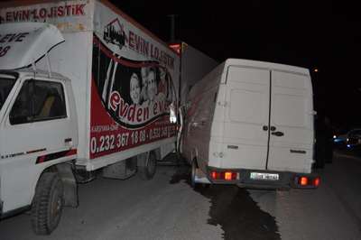 TIR'a çarpan kamyonetin sürücüsü yaralandı