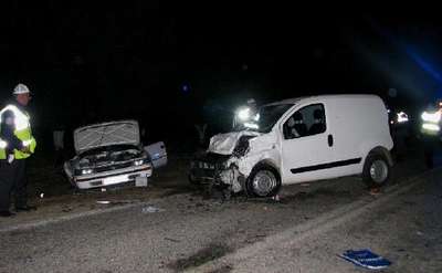 Otomobil karşı şeride geçti: 3 ölü 1 yaralı