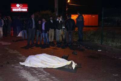 Bisikletliye çarpan otomobil bahçeye uçtu: 1 ölü, 1 yaralı