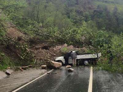 Rize’de heyelan karayolunu ulaşıma kapattı