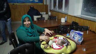 Aksaray'da yolda mahsur kalan yolculara kumanya dağıtıldı