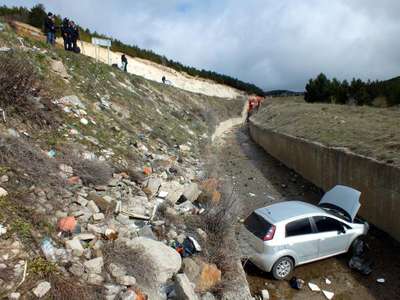 Otomobil su kanalına uçtu: 1 yaralı