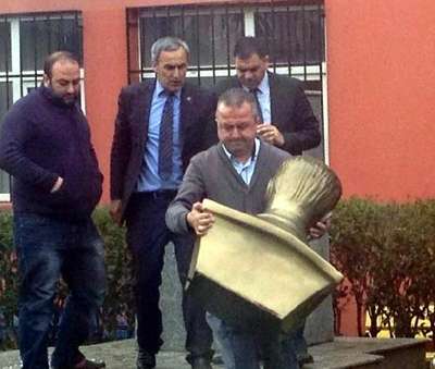 Gebze'de Atatürk Büstü'ne baltalı saldırı