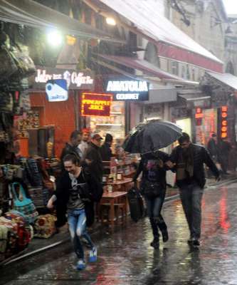 Çok ani ve etkili bastırdı, Kapalıçarşı yağmurdan kaçanların sıgınağı oldu