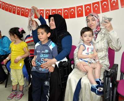 Kollarında serumla 23 Nisan’ı kutladılar