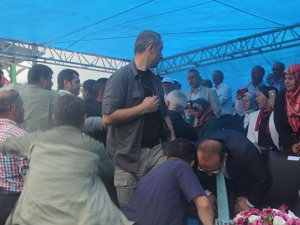 Protokolde kavga çıktı, bakan arada kaldı