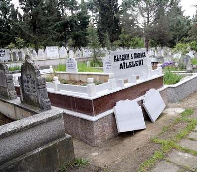 Çaldığı iki mezar taşını pişman olup yerine bıraktı