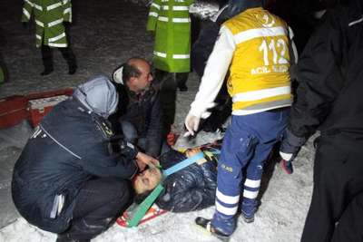 Yolcu otobüsü tipide şarampole yuvarlandı: 1 ölü, 45 yaralı