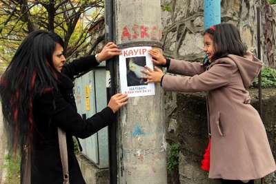 Kayıp papağanı ilanla arıyorlar