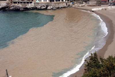 Zonguldak'ta deniz çamur rengini aldı