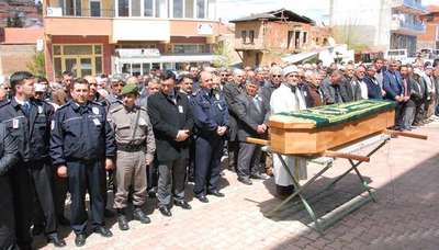 Ev arkadaşını öldürüp, intihar eden polis Uşak'ta toprağa verildi
