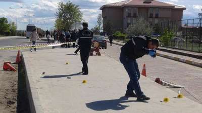 Polis, bıçaklı saldırganı bacağından vurdu