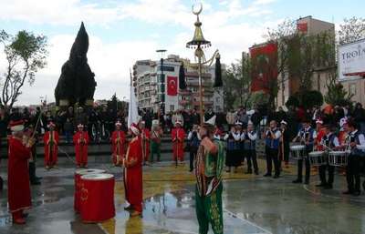 Mehter ve gayda eşliğinde Çanakkale Türküsü