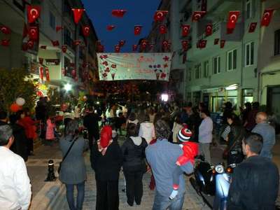 Mahalle sakinlerinden örnek '23 Nisan' kutlaması