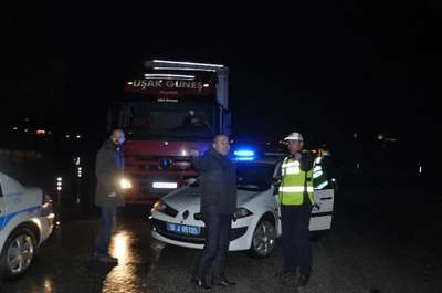Depodan iplik çalan şüpheliler komşunun ihbarıyla yakalandı