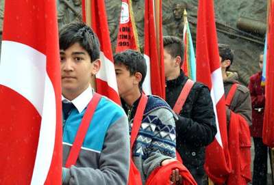Kayseri'de 23 Nisan Bayramı kar yağışı altında kutlandı