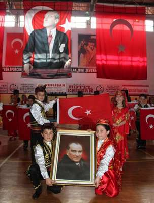 Vali koltuğuna oturdu, dondurma istedi (2)