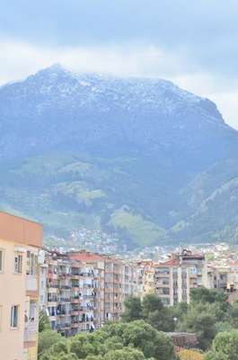 Spil Dağı'na kar yağdı