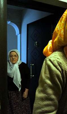 Zili çalıp sprey sıktılar, yaşlı kadın bağırınca kaçtılar