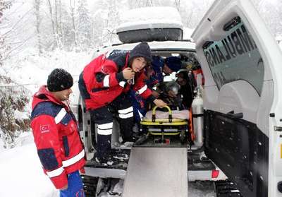 Hamile kadın paletli ambulansla hastaneye kaldırıldı