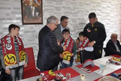 Engelli ve kimsesiz çocuklar Eskişehirspor tesislerinde