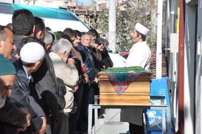 Fransa'da doğalgaz patlamasında ölen kadın Eskişehir'de toprağa verildi