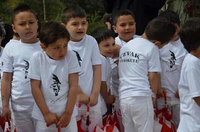 23 Nisan kutlamasında, öğrenciler soğuktan titreyip ağladı