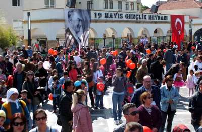 Marmaris'te festival tadında çocuk şenliği