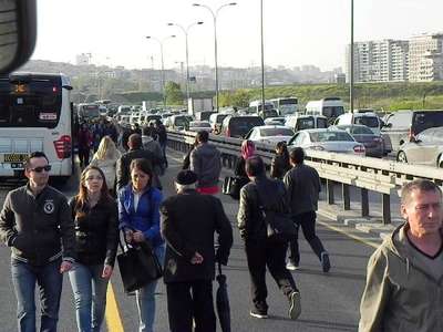 Otomobil, metrobüs yoluna girdi: 3 yaralı