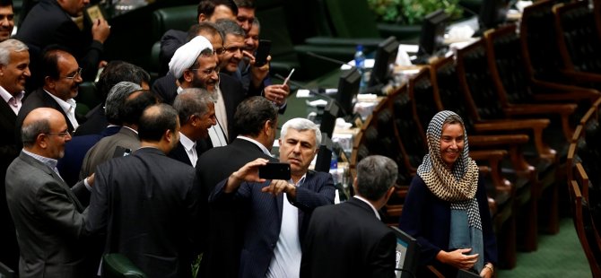 İranlı vekiller AB Temsilcisi ile 'selfie' için yarıştı