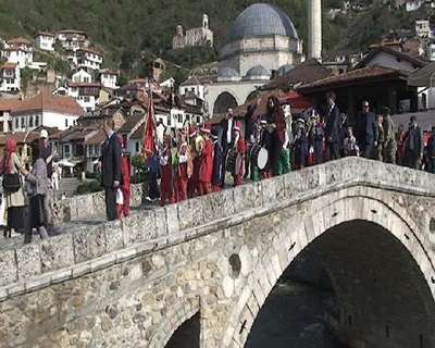 Kosova Türkleri Milli Bayramı’nda İstanbul’dan gelen ilköğretim okulu öğrencileri Mehter Takımı’nın gösterisi büyük ilgi gördü