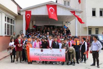 Mehmetçik çocuklarla yemek yiyip halay çekti