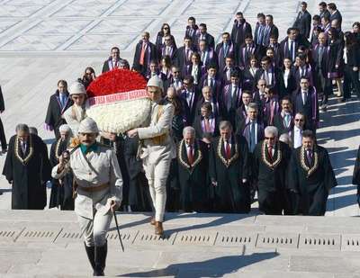 Anayasa Mahkemesi Başkanı Arslan ile üyeler Anıtkabir'i ziyaret etti