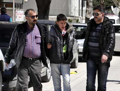 Sare Davutoğlu'nun gideceği evin önünde silahlı kişi yakalandı (1)