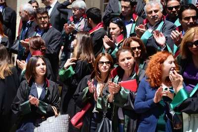 Adana'da avukatlar, meslektaşlarının tutuklanmasını alkışlarla protesto etti
