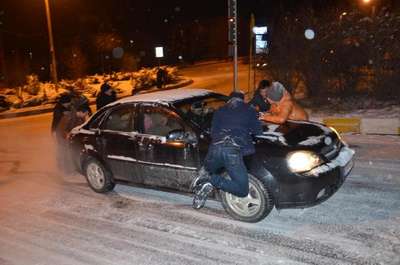 Karabük'te kar ve buzlanma sürücülere zor anlar yaşattı