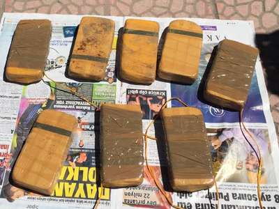 Eroin paketlerini üzerine baharat dökerek gizlemek istemişler