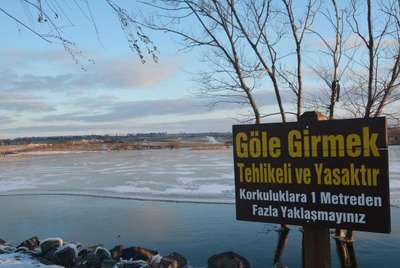 Soğuktan göl buz tuttu