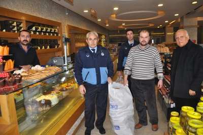 Aç kalan Mogan kuşlarına ekmek kampanyası