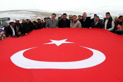 Ermeni katliamına kurban gidenler için kar altında fidan diktiler