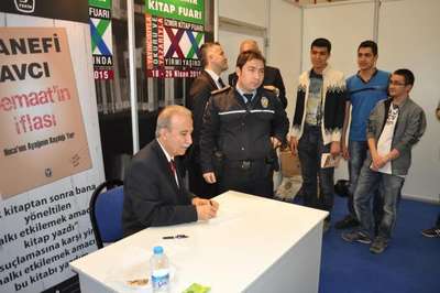 Hanefi Avcı İzmir'de okurlarıyla buluştu