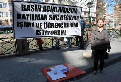 Emniyet Müdürlüğü önündeki basın açıklamasına katıldığı için açığa alınan İngilizce öğretmeni imza kampanyası başlattı