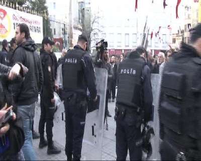 1915 Olaylarını anan ve protesto eden gruplara polis kordonu